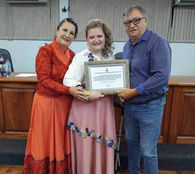 Vereadores prestam homenagem à professora Gica do CTG Tropeiros do Buricá